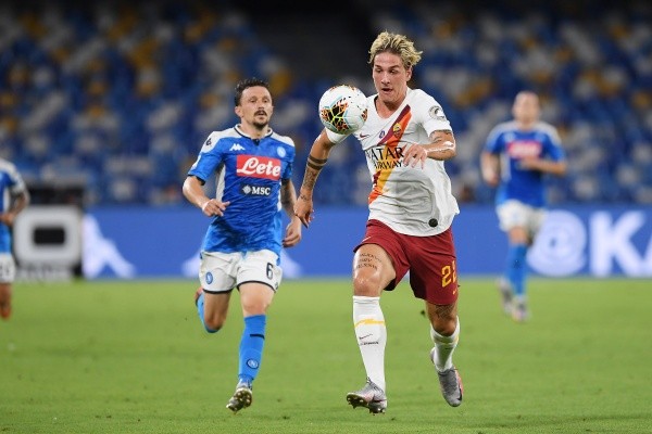 Nicolò Zaniolo comanda a bola durante jogo entre Roma e Napoli (Getty Images)