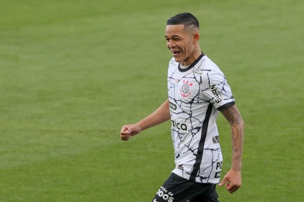 Adson comemora gol contra o Ceará (Marcello Zambrana/AGIF)
