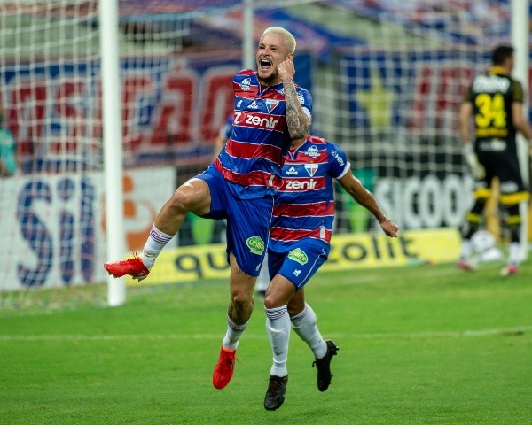 Lucas Crispim comemorando gol pelo Fortaleza. (Pedro Chaves/AGIF)