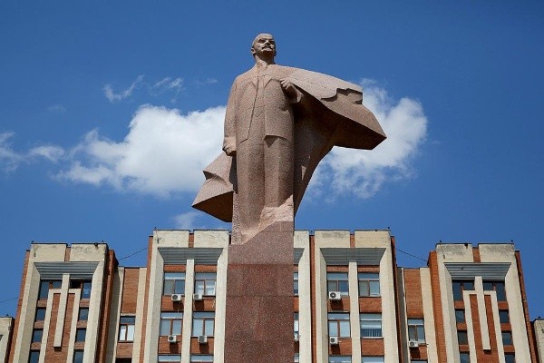Lenin frente al Parlamento. (Foto: Pulitzer Center)