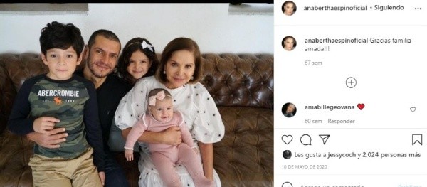 La familia de Jaime Lozano junto a sus hijos y su madre