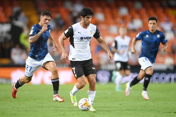 Gonçalo Guedes corre com a bola durante jogo entre Valencia e Deportivo Alavés (Getty Images)