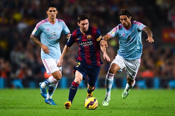 Larrivey ante Messi en La Liga. (Getty)