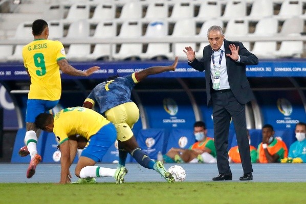 Tite diz que vai &quot;segurar&quot; a escalação da Seleção Brasileira para o confronto contra o Chile. (Foto: Getty Images)