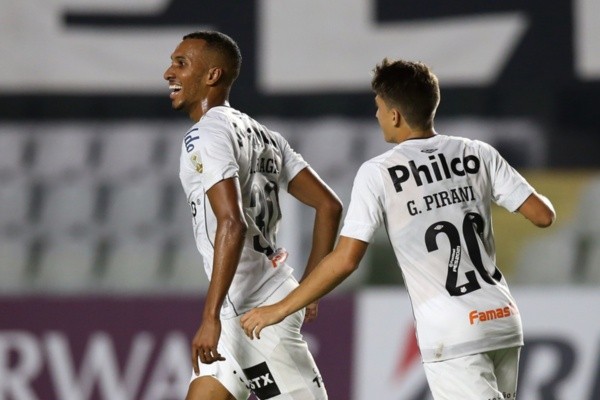 Lucas Braga e Gabriel Pirani comemoram gol do Santos. Foto: Getty Images