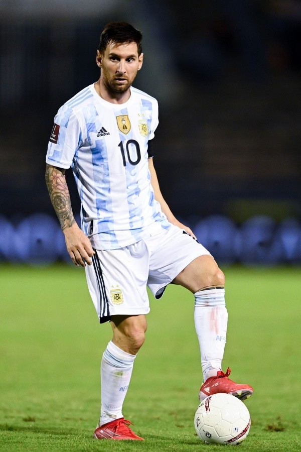 Lionel Messi tras la criminal patada de Martínez (Foto: Getty Images)
