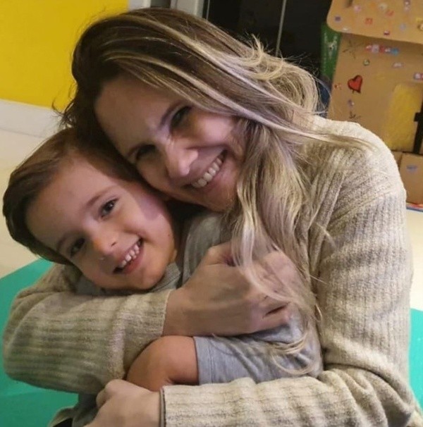 Josy Oliveira com seu filho, de 4 anos (Foto: Reprodução/Redes sociais)