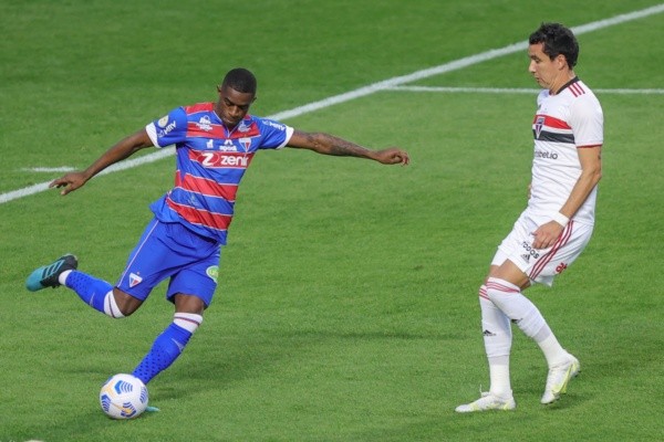 SP - Sao Paulo - 17/07/2021 - BRASILEIRO A 2021, SAO PAULO X FORTALEZA - Pablo jogador do Sao Paulo disputa lance com Marcelo Benevenuto jogador do Fortaleza durante partida no estadio Morumbi pelo campeonato Brasileiro A 2021. Foto: Marcello Zambrana/AGIF