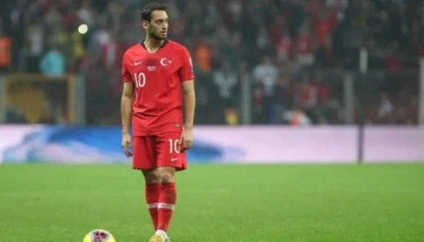 Alemão de 26 anos, o experiente jogador de futebol escolheu a Turquia para disputar competições oficiais. Fonte: Getty Images