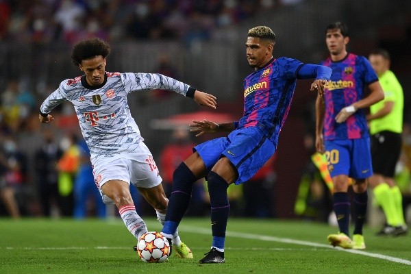 Leroy Sané disputa posse de bola com Ronald Araújo em partida entre Bayern de Munique e Barcelona (Getty Images)