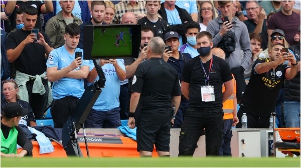 El árbitro Jonathan Moss, mirando la jugada del supuesto penal para Southampton (Getty)