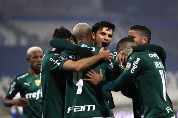 Jogadores do Palmeiras abraçados. Foto: Getty Images