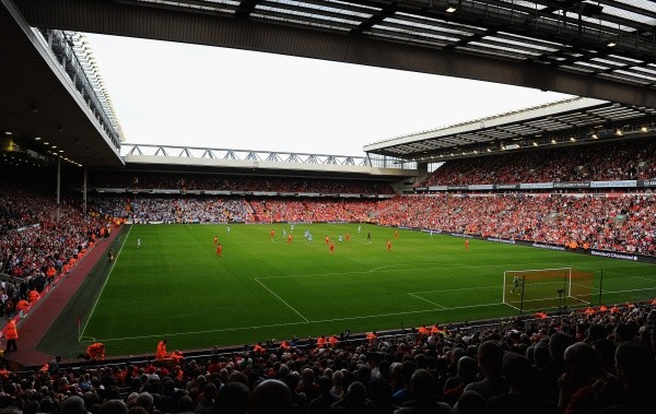 Vista do Anfield Road durante jogo entre Liverpool e Manchester City (Getty Images)