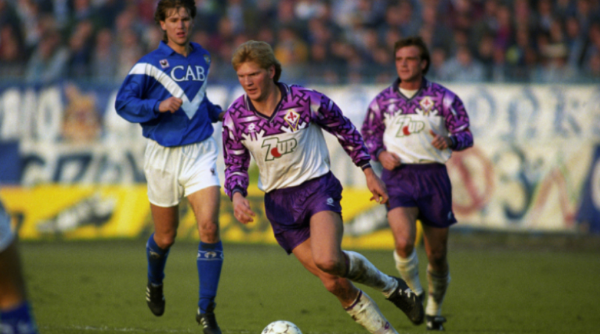 No início dos anos 90, a equipe de Florença usava uma camisa que era tão marcante quanto polêmica. Fonte: Getty Images