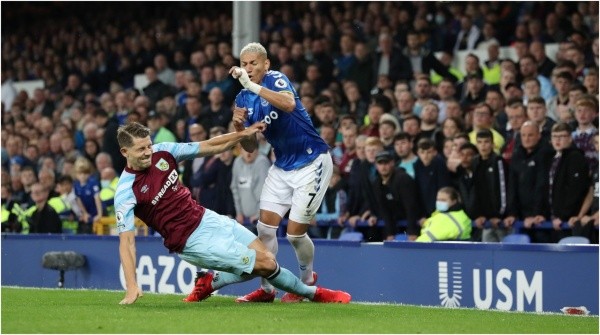 Richarlison recibe una brutal entrada jugando para Everton