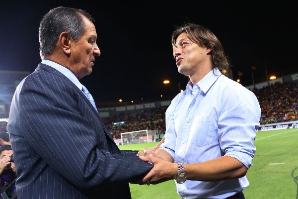 Enrique Meza saludando a Matías Almeyda, ídolo de Chivas (Imago 7)