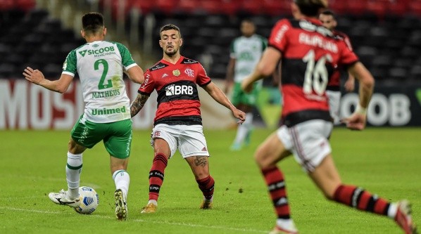 Arrascaeta foi vendido pelo Cruzeiro ao Flamengo em 2019, mas clube celeste ainda continua com dívida pela aquisição do meia. Foto: Thiago Ribeiro/AGIF