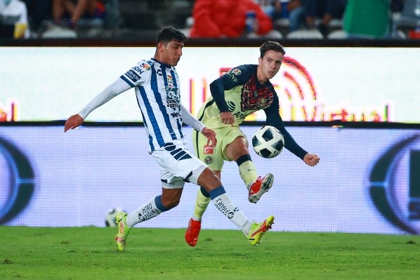 Seba Córdova, tundido por los fanáticos por su dorsal (Imago 7)