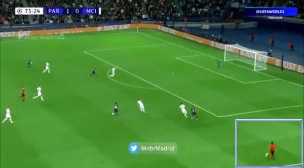El juez de línea español, dentro del campo de juego al momento del gol de Messi.