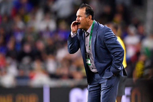 Juan Reynoso, destrozado por los fanáticos (Imago 7)