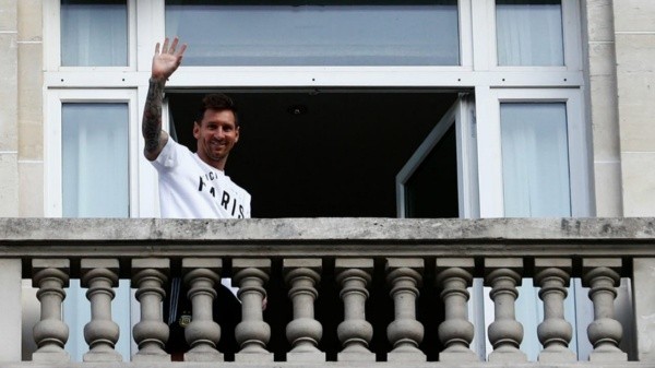 Messi en el balcón de su habitación del hotel. (Infobae)