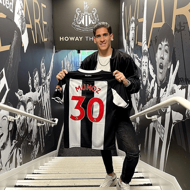 Santi Muñoz exhibió su playera en Instagram. (@_santimunoz9)