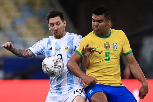 Casemiro em dividida com Lionel Messi (Foto: Buda Mendes/Getty Images)