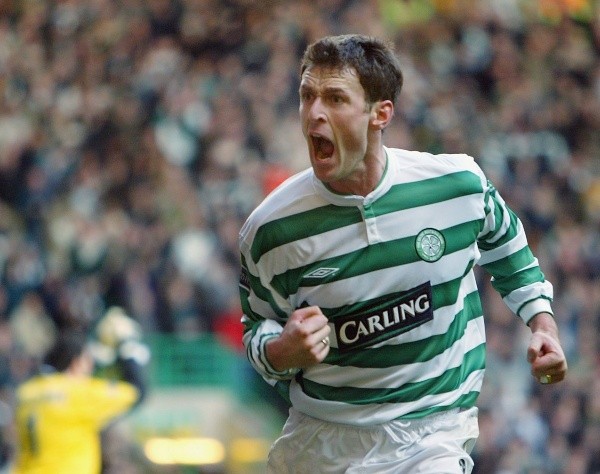 Chris Sutton jugando para Celtic. (Getty)