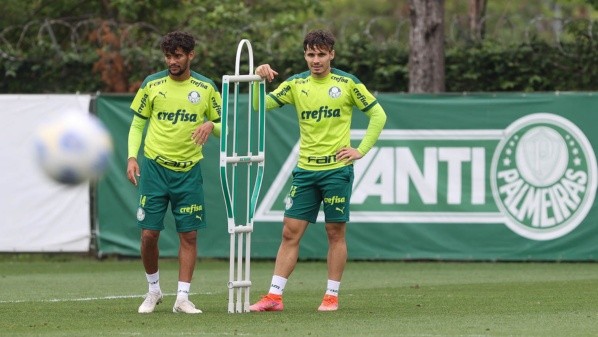 Os jogadores Gustavo Scarpa e Raphael Veiga (D), da SE Palmeiras, durante treinamento, na Academia de Futebol | Cesar Greco/Palmeiras