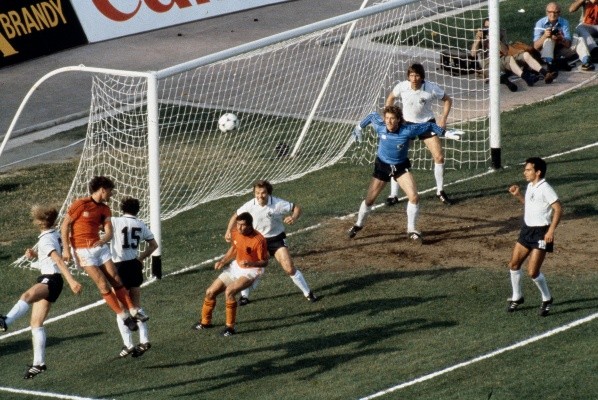 Bélgica y Alemania Federal en la final de la Euro 1980. (Getty)