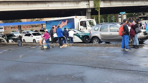 Los revendedores se acercaron a dialogar con los policías que desconocían la presencia de Grupo Borüs. (Foto: Alejandro Alfaro)