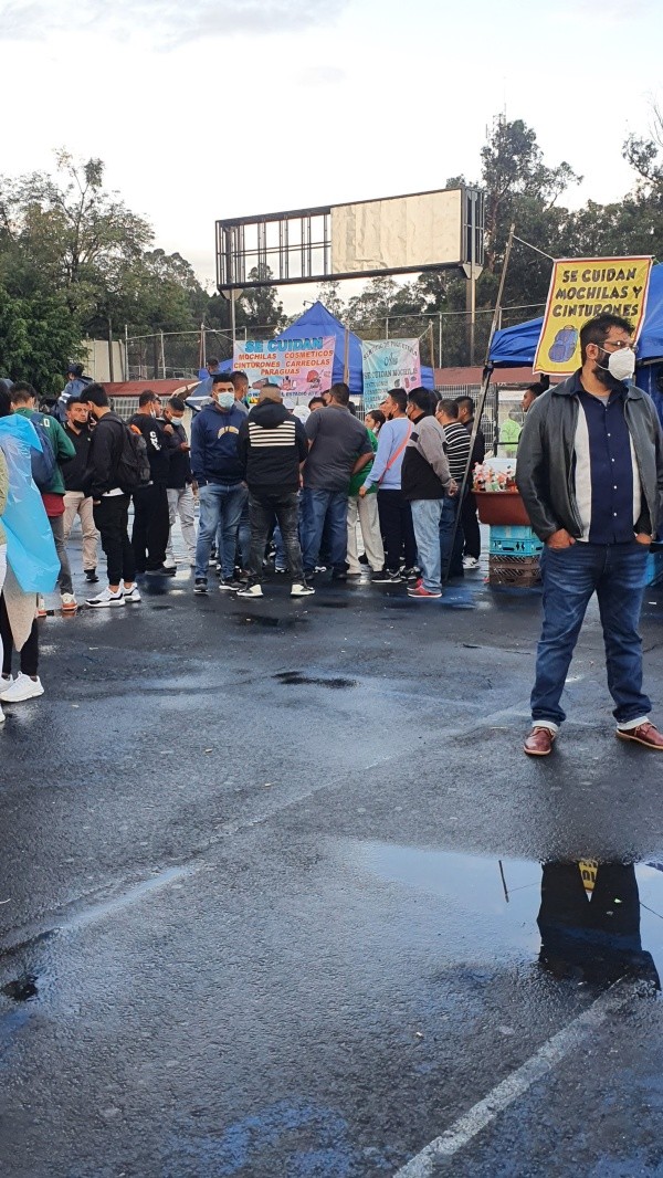 Los revendedores se agruparon luego de las primeras detenciones. (Foto: Alejandro Alfaro)