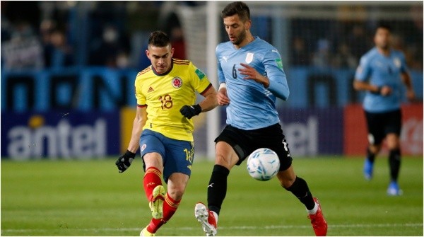 Rodrigo Bentancur ante Rafael Santos Borré, en Uruguay vs Colombia