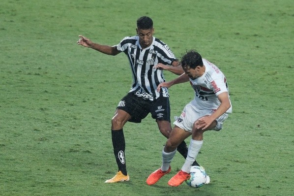 SP - São Paulo - 01/10/2021 - BRASILEIRO A 2020, SÃO PAULO X SANTOS - Igor Gomes jogador do São Paulo disputa lance com Vinicius Balieiro jogador de Santos durante partida no estadio Morumbi pelo campeonato Brasileiro A 2020. Foto: Marcello Zambrana / AGIF