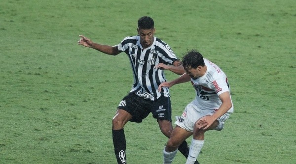 Vinicius Balieiro em ação com a camisa do Santos (Foto: Marcello Zambrana/AGIF)
