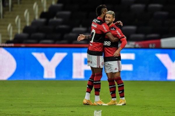 Bruno Henrique e Arrascaeta ficarão um tempo fora de combate pelo Flamengo (Foto: Thiago Ribeiro/AGIF)