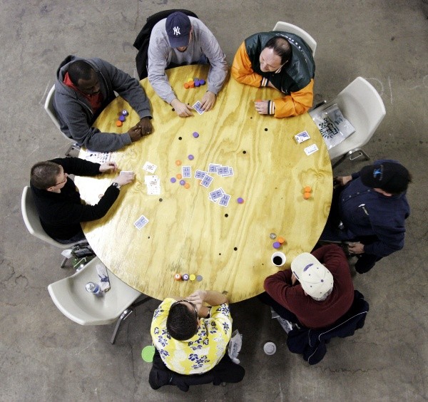 O poker pode ser uma ótima atividade entre amigos (Foto: Getty Images)