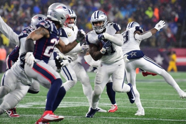 Ezekiel Elliott ante New England Patriots en su último enfrentamiento, en 2019 (Getty Images)