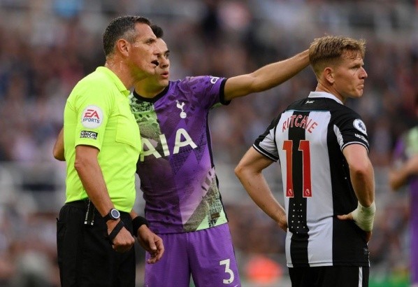 Reguilon of Tottenham telling the Referee about the situation