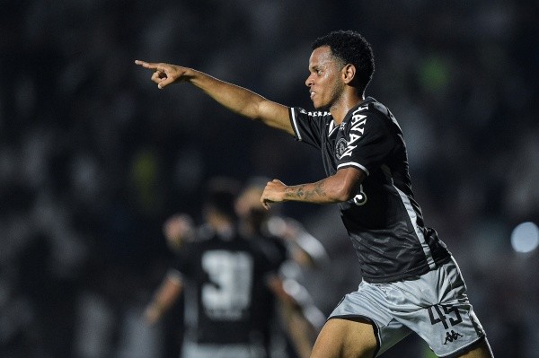 Riquelme foi um dos grandes destaques da partida contra o Coritiba (Foto: Thiago Ribeiro/AGIF)