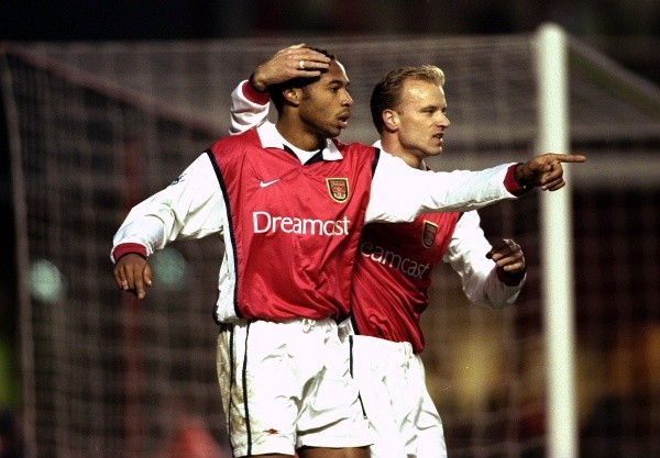 Thierry Henry y Dennis Bergkamp en Arsenal. (Getty)