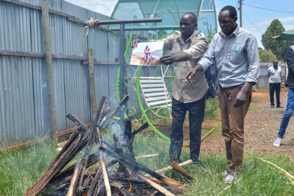 La familia de Tirop “limpiando” su casa en Iten.