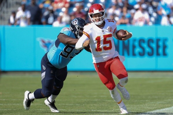 Teair Tart of the Titans (left) tries to stop Mahomes of the Chiefs, the home team defense was strong against the visitors.