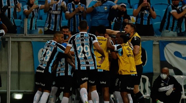 RS - Porto Alegre - 17/10/2021 - BRASILEIRO A 2021 - GREMIO X JUVENTUDE - Douglas Costa jogador do Gremio comemora seu gol com jogadores do seu time durante partida contra o Juventude no estadio Arena do Gremio pelo campeonato Brasileiro A 2021. Foto: Maxi Franzoi/AGIF