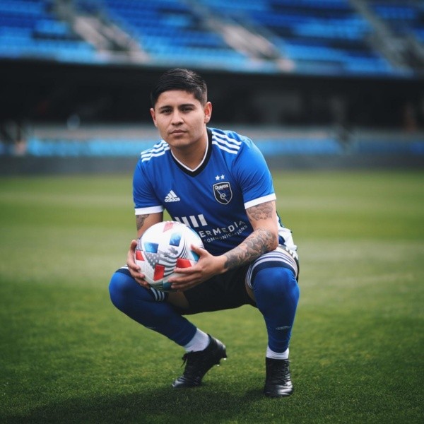 Chofis López con la playera del SJ (San Jose Earthquakes)