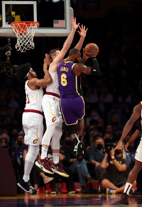 LeBron James en acción ante Cleveland Cavaliers (Getty Images)