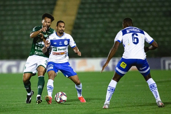 Confiança em jogo contra o Goiás. (Foto: Robson Mafra/AGIF)
