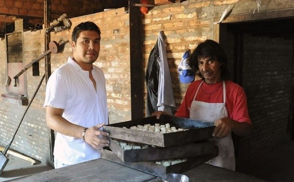 Salvador Cabañas en la panadería que le puso a sus padres (AFP)