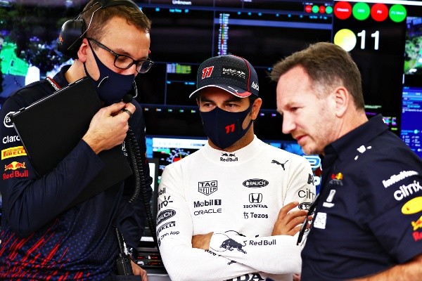 Checo Pérez (centro) junto a Christian Honer (derecha) en el GP de México (Getty Images)