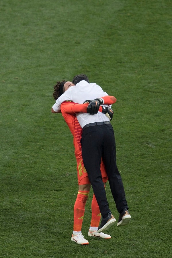 El abrazo entre Memo y Osorio tras la épica victoria ante Alemania (Imago 7)